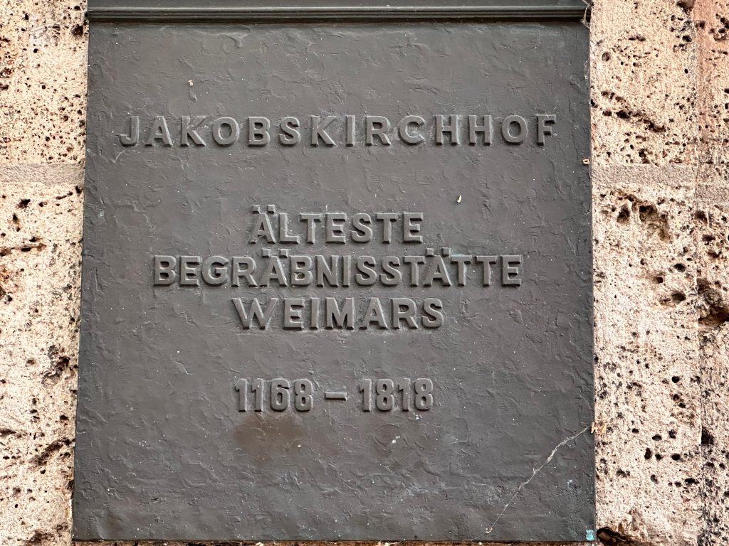 Tafel mit der Aufschrift: Älteste Begräbnisstätte in Weimar