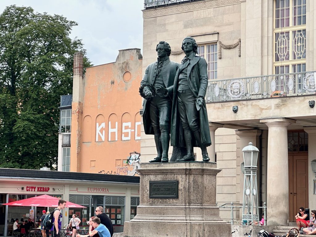 Goethe und Schiller vor dem Nationaltheater