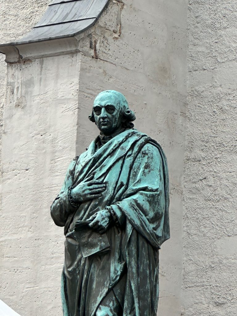 Herderstatue vor der Kirche St. Peter und Paul