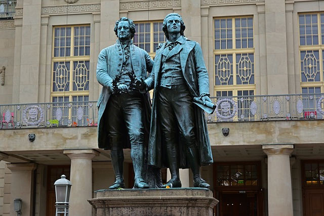 Goethe-Schiller-Denkmal vor dem Deutschen Nationaltheater auf dem Theaterplatz in Weimar